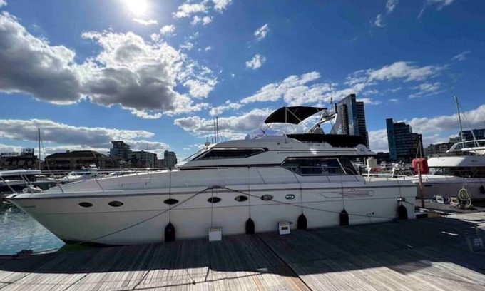 Southampton City Centre Alquiler De Eote | Superyacht on 5* Ocean Village Marina, Southampton