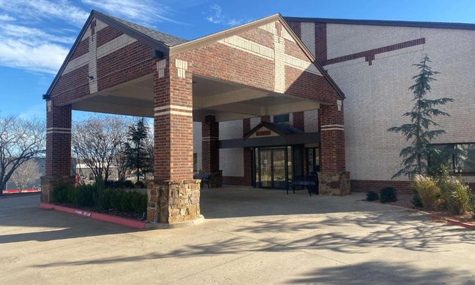 Edmond Hotel | SureStay Plus by Best Western Edmond