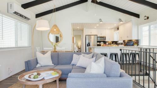 West Newport Apartamento | Surfrider II by AvantStay Walk to the Beach Balcony