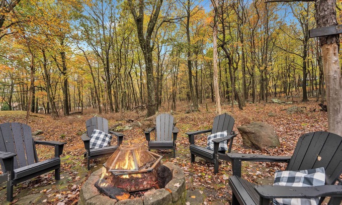 Briar Crest Woods Cabaña | Surrounded by nature! Private Lake, King Bed, Peaceful Deck & Game Room!