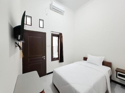 Madiun Hotel | Surya Living RedPartner near Suncity Mall Madiun