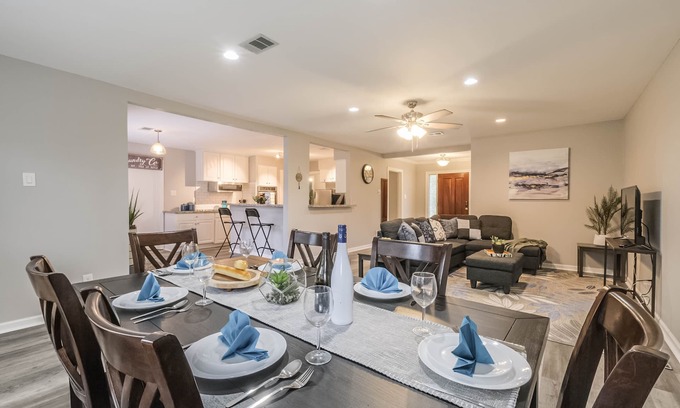 Westbury Casa | SW Retreat | Sleeps 9 | King Bed | Pet-Friendly | High-Speed WiFi