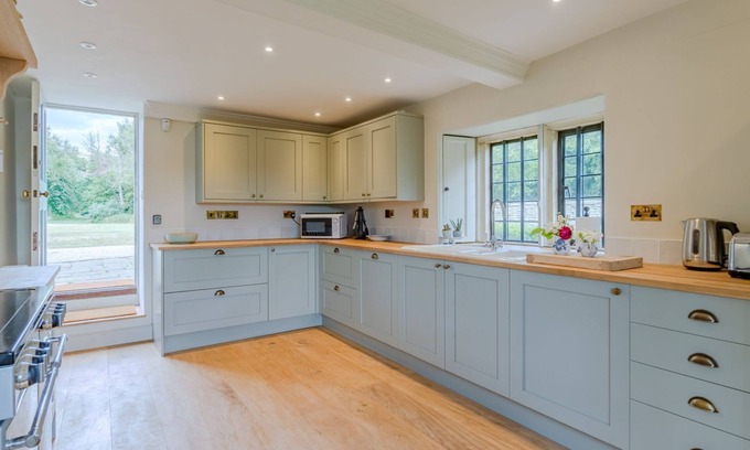 Badminton Casa | Swangrove House, Badminton - sleeps 5 guests in 3 bedrooms