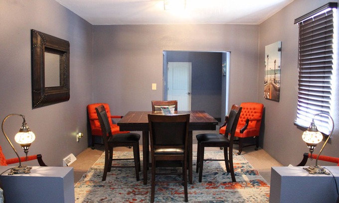 Alton Apartamento | Swanky fun city apartment close to Fast Eddie’s! Minutes from downtown Alton.