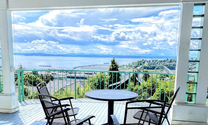 West Queen Anne Apartamento | Sweeping Views & Prvt Deck | 2BR w Kitchen+Parking