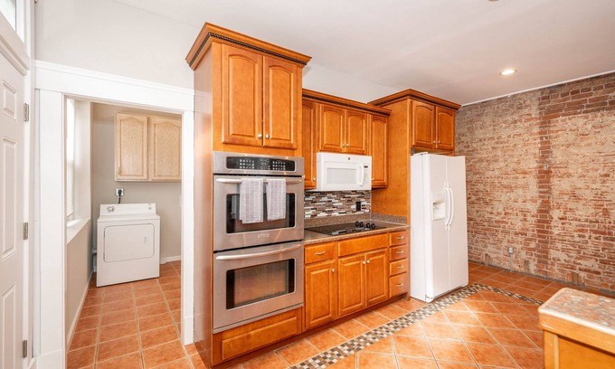 St. Bernard Casa | Sweet Escape – Historic Northern Cinci Home for 10! Just 10 Min to Downtown