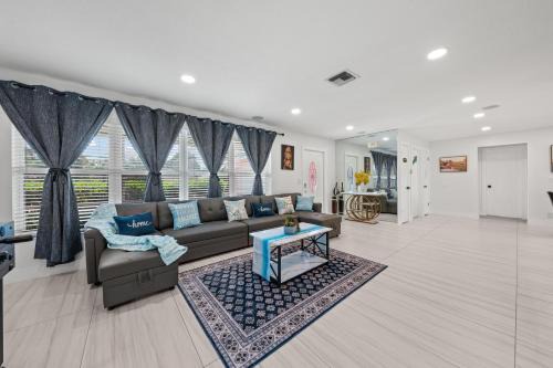 Riviera Beach Casa | Sweet Pink House - Family & Remote Work Ready