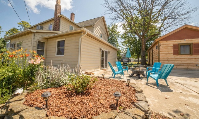 Perry Casa | Sweet Retreat at Mark Twain Lake! Historic 4BR/2BA Dog & Family Friendly Home!