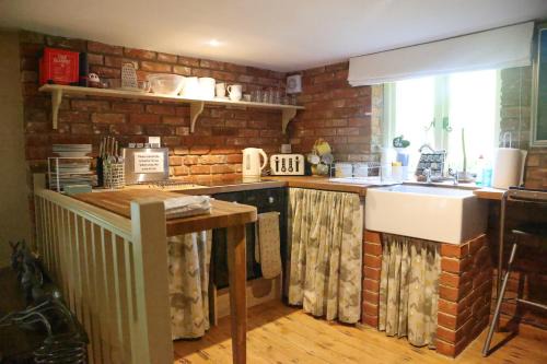 East Dereham Casa | Swift Host - Rose Lodge - Sleeps 4 - Gardens - Dereham - Pet Friendly