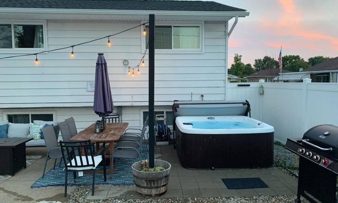 Parma Casa | Swim & Relax: Pool, Hot Tub & Renovated! HomeHop