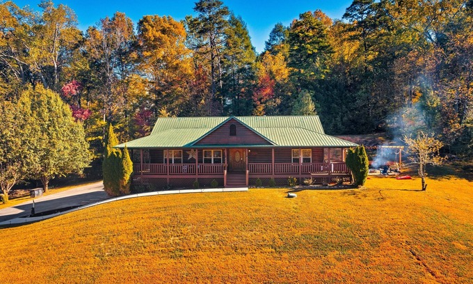 Gatlinburg - Pigeon Forge Cabina | Swim Spa, Fire pit, 3King Bed, Dog, Spacious Parking in Wears Valley