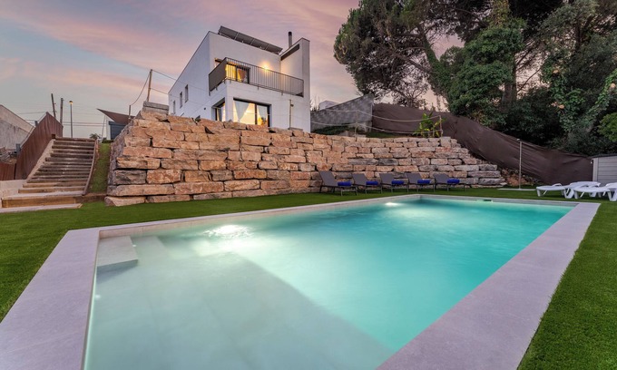 Agora Parc Chalet De Esquí | Casa Kibo | Piscina & BBQ | entre Costa Brava & Montaña