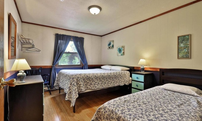 Pittsfield Hotel | Swiss Farm Inn - RM8 "Superstar" Queen Bed & Twin Bed