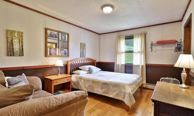 Pittsfield Hotel | Swiss Farm Inn - RM9 "Solitude" 1 Queen Bed