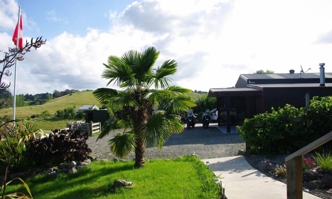 Whakamarama Cabaña | Encanto suizo - Retiro de kiwi, incluido desayuno continental.