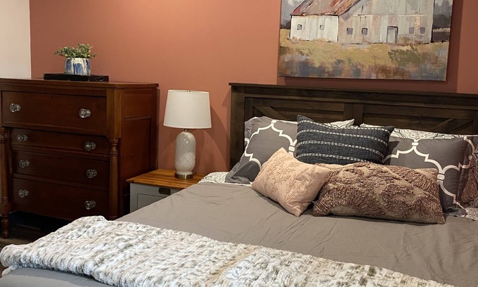 Lewistown Apartamento | Sycamore Acres 306 Comfortable 1 bedroom suite with full kitchen and living area