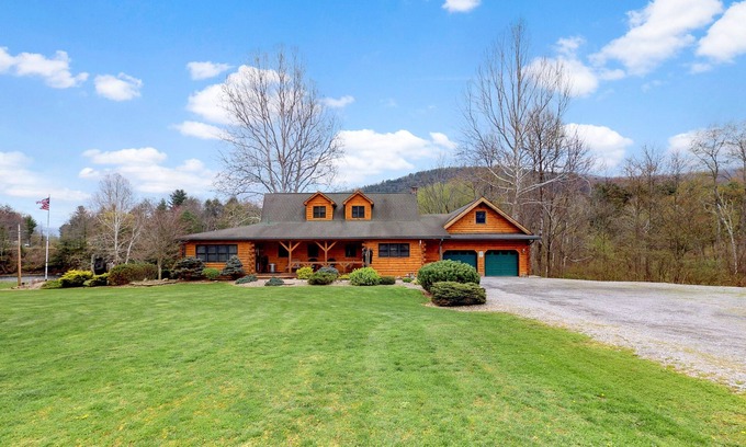 Gaines Cabina | Spacious 6-bedroom lodge with AC, hot tub, pool table, fire pit and amazing view