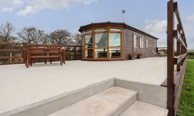 Mabe Cabaña | SYCAMORE LODGE, pet friendly, with open fire in Helston