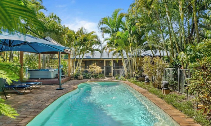 Craignish Cama Y Desayuno | Synergy Beachside Nudist Retreat QB/Hot tub Heated pool private gardens