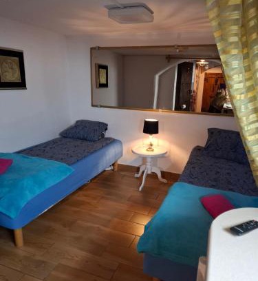 Zakroczym Hostal | Szalupa Hostel Airport