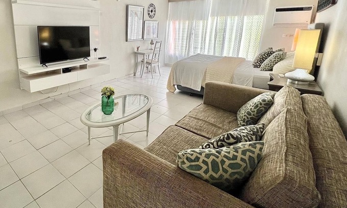 Isla Grande Apartamento | T-Mobile District- Beautiful & Spacious Studio in Quite Peaceful Neighborhood