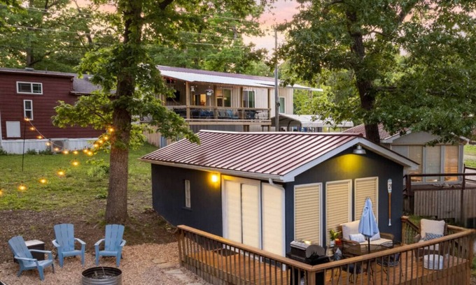 Sunrise Beach Cabina | Tackle Box 21- Boat Slip, Kayaks, Fire Pit