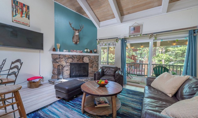 Lake Forest Condominio | Tahoe City Condo, conveniently located, comfortable/affordable and pets ok!