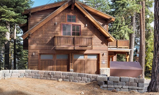 Ridgewood Casa | Tahoe Mountain Retreat – Gorgeous 4 BDR + Apartment w/Private Hot Tub