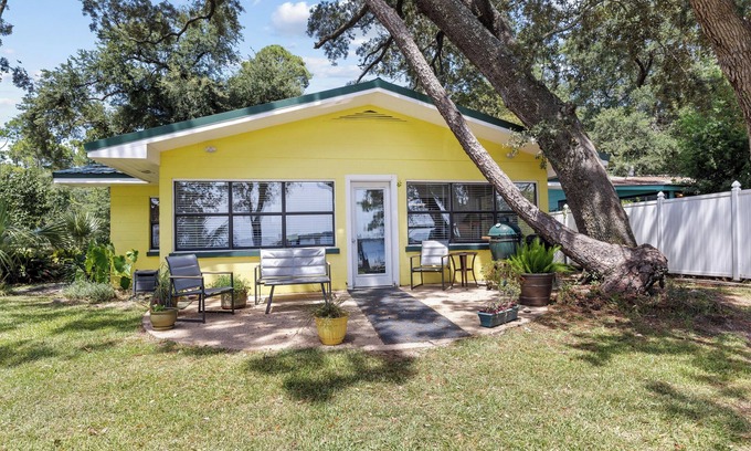 Lillian Cabaña | Take a look at "The D Cottage" on the Bay