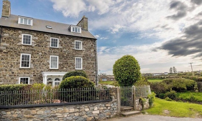 Newport Casa | Take your foot off the pedal for a moment and bring the family together for a proper beach holiday..