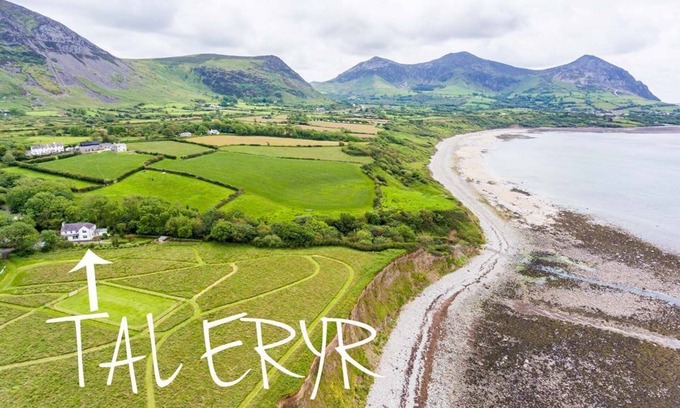 Dinas Cabaña | Tal Eryr - a rural retreat that sleeps 10 guests in 5 bedrooms
