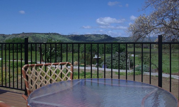 Clovis Apartamento | Talahi Ranch Habitación privada con baño separado, refrigerador, microondas y TV.