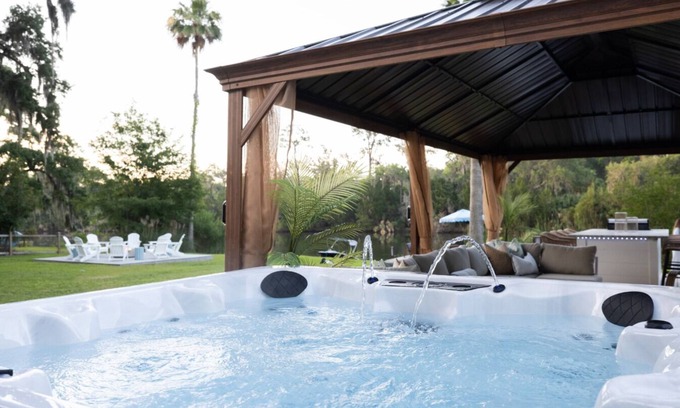 Savannah Casa | Talahi Tides Retreat: Lake, Spa, Near Downtown and Tybee Beach