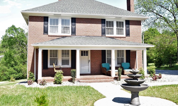 Lincolnton Casa | Talk of the Town (Down) Charming Renovated Home