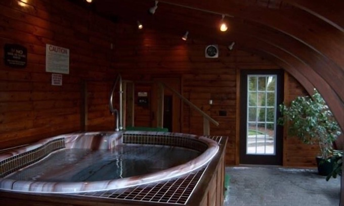 Lake George Hotel | Tall Pines Motel