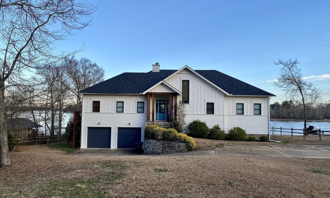 Lincoln Casa | Talladega Race Week House on Lake Logan Martin