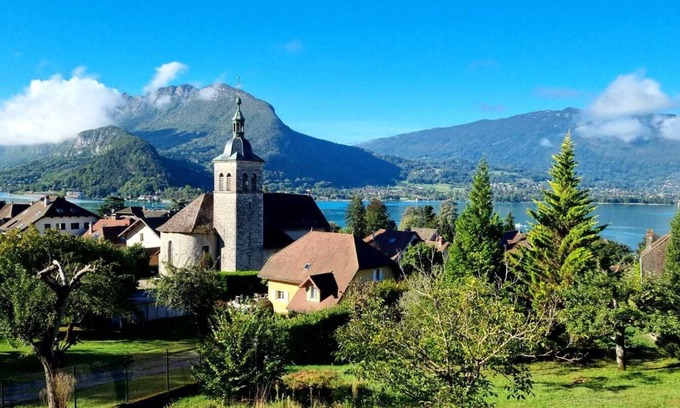 Talloires-Montmin Apartamento | Talloires Village / New Residence / Beach on foot