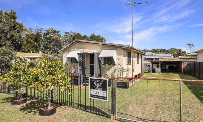 Amity Point Casa | Tally-Ho is a beach shack positioned centrally in Amity Point.