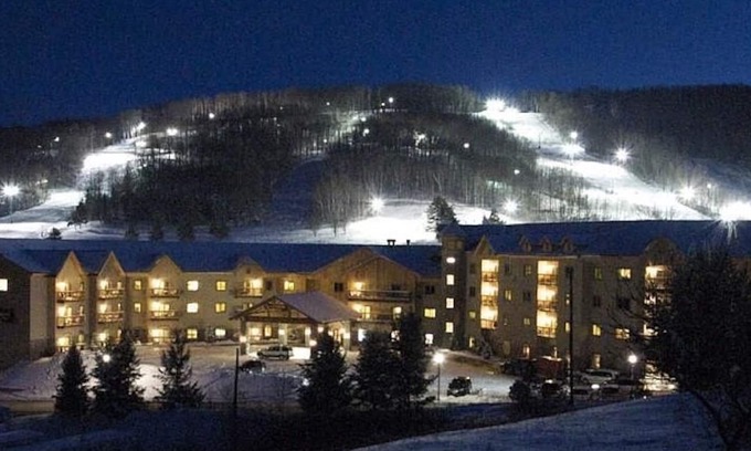 Ellicottville Condominio | Tamarack Club At Holiday Valley Ski in/out Deluxe Condo w/ Mini Kitchen Sleeps 4