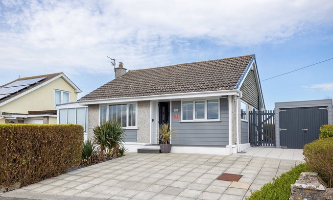 Moelfre Casa | Tamarisk : Coastal 2-Bed Bungalow with Sea Views in Moelfre | Managed by Anglesey Holiday Lettings