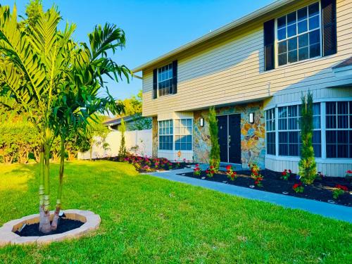Greater Northdale Casa | Tampa Luxury 5BR Estate with Pool and Golf Views