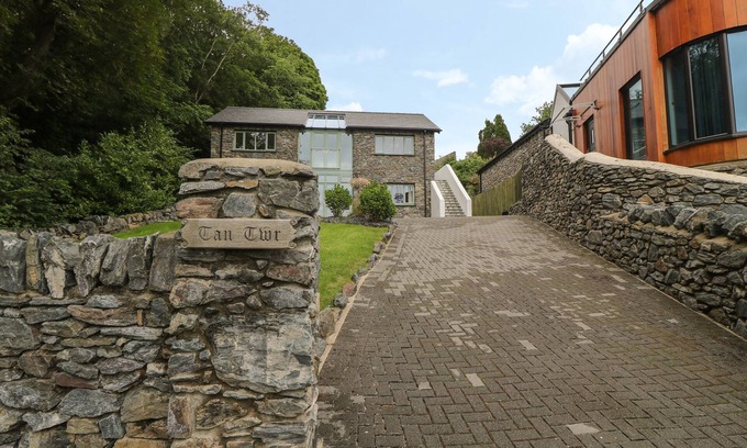 Brynrefail Casa | TAN TWR, pet friendly, luxury holiday cottage in Llanfairpwll