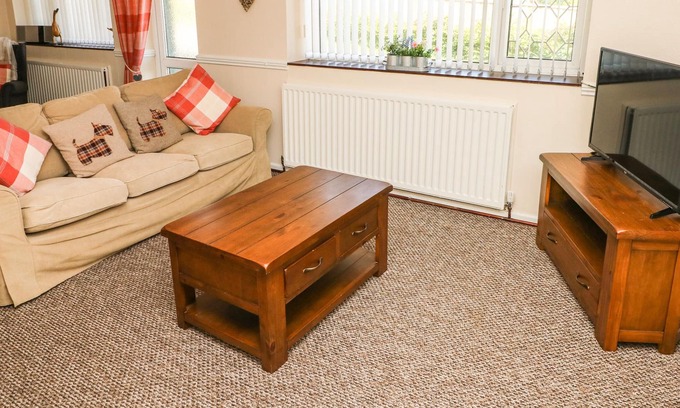 Llanelli Cabaña | TAN Y DDERW, pet friendly, with a garden in Pontyates