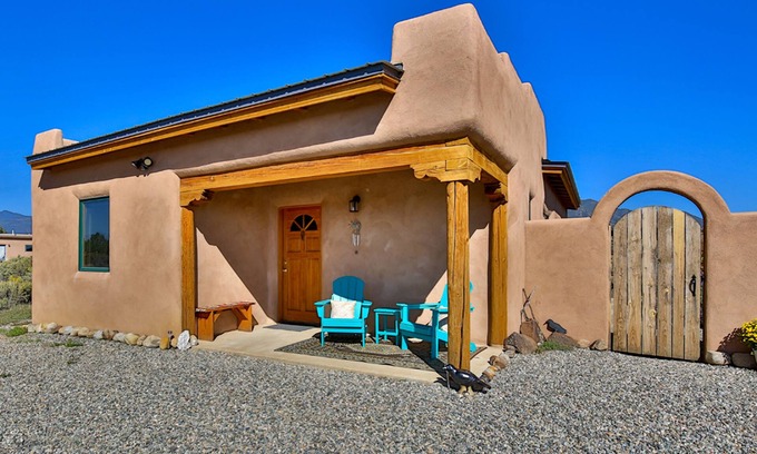 El Prado Casa | Taos Raven House, gorgeous mountain views between Taos Ski Valley and Taos Plaza