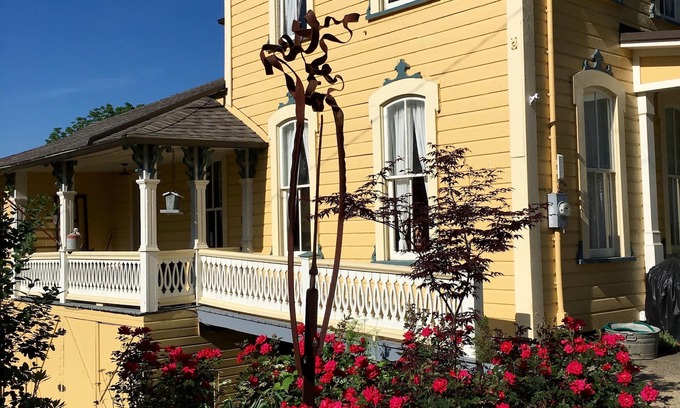 Deersville Casa | Tappan Lake Historic 19th Century Home In Quaint Deersville.