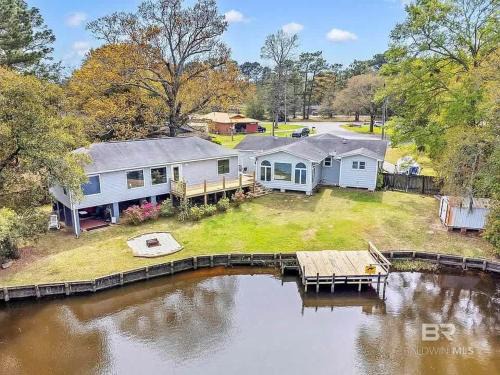 Mobile Casa | Tara's Riverfront Hideaway