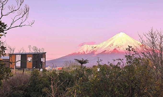 Midhirst Casa | Taranaki Creekside KIWI by Tiny Away