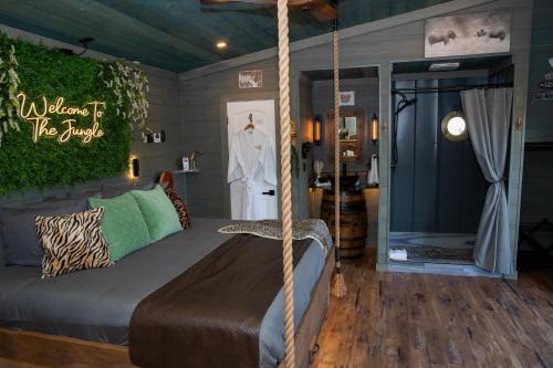 Sevierville Chalet De Esquí | "Tarzan & Jane" Jungle-Themed Double Luxury Family Treehouse for 12 Near Dollywood & Pigeon Forge