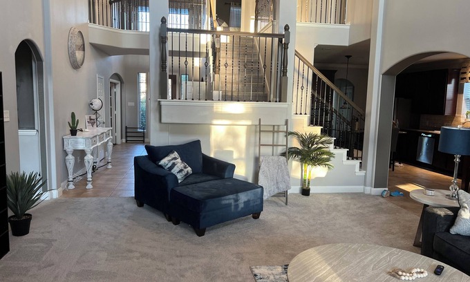 Iowa Colony Casa | Taste of Texas Luxury A Lakeside Beauty