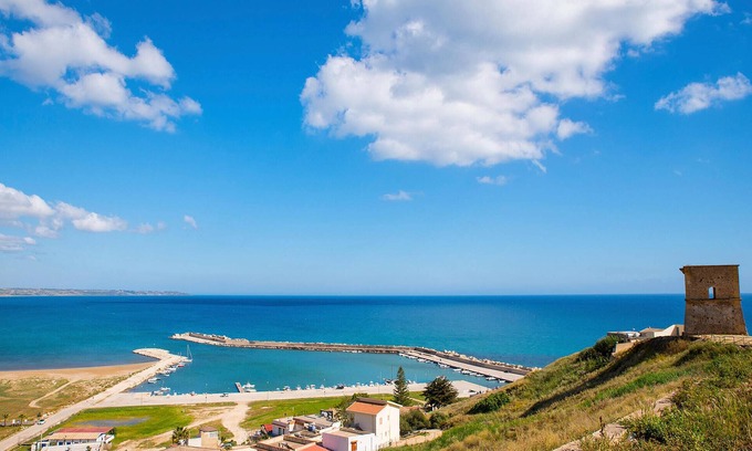 Porto Palo Apartamento | Tasteful and friendly apartment in quiet location by the sea.